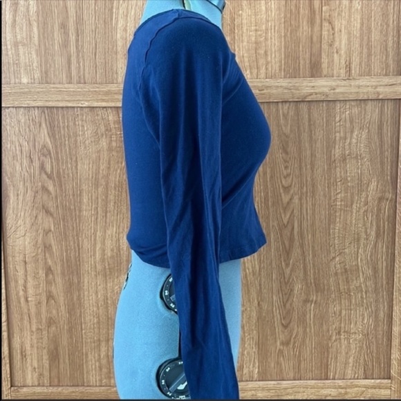 Long Sleeve Crop Top - Picture 2 of 4